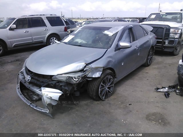 4T1BF1FK7FU914832 - 2015 TOYOTA CAMRY LE/XLE/SE/XSE SILVER photo 2