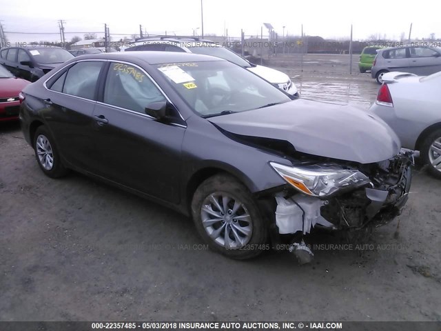 4T1BF1FK5GU505200 - 2016 TOYOTA CAMRY LE/XLE/SE/XSE 灰色 照片 1