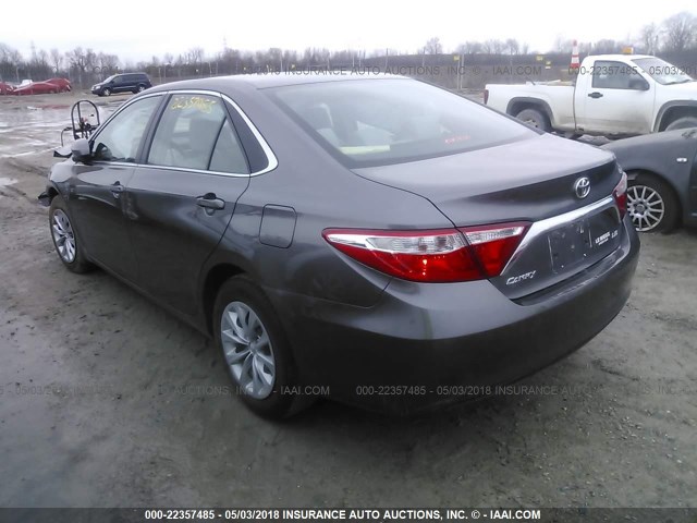4T1BF1FK5GU505200 - 2016 TOYOTA CAMRY LE/XLE/SE/XSE 灰色 照片 3