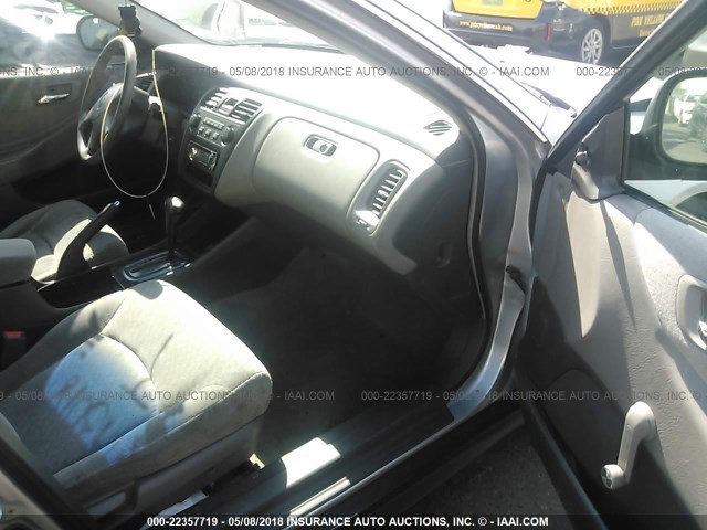 1HGCF86651A046152 - 2001 HONDA ACCORD VALUE GRAY photo 5