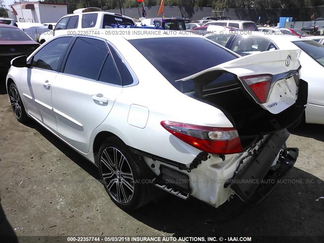 4T1BF1FK6GU192383 - 2016 TOYOTA CAMRY LE/XLE/SE/XSE WHITE photo 3