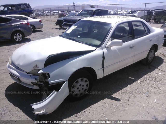 4T1BG12K0TU916260 - 1996 TOYOTA CAMRY DX/LE/XLE WHITE photo 2