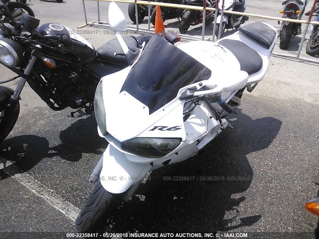 JYARJ04E52A024958 - 2002 YAMAHA YZFR6 L WHITE photo 2