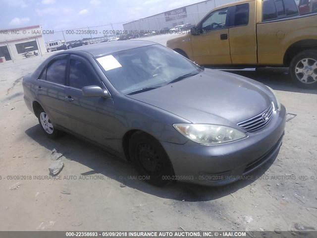 4T1BE32K45U506467 - 2005 TOYOTA CAMRY LE/XLE/SE GRAY photo 1