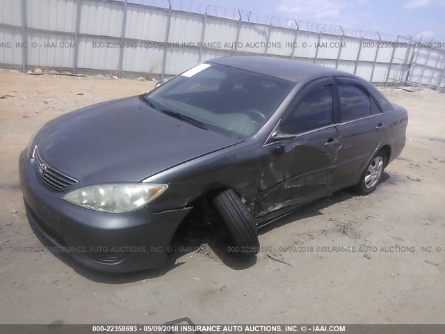 4T1BE32K45U506467 - 2005 TOYOTA CAMRY LE/XLE/SE GRAY photo 2