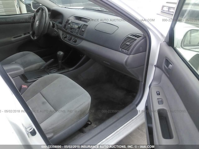 4T1BE32KX4U272155 - 2004 TOYOTA CAMRY LE/XLE/SE თეთრი ფოტო 5
