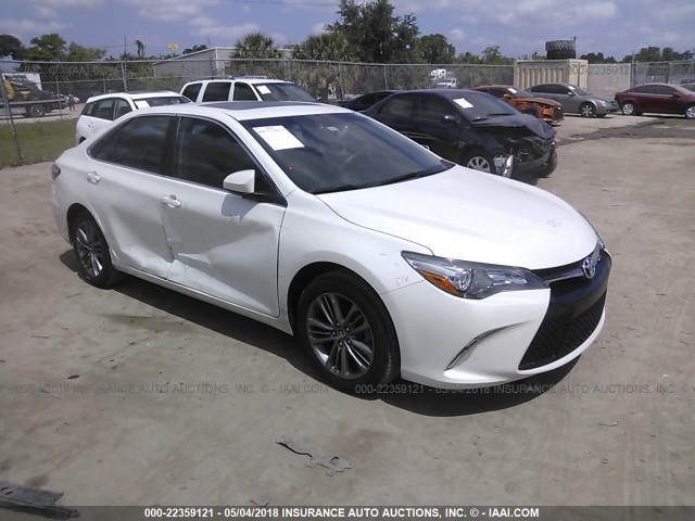 4T1BF1FK7HU304013 - 2017 TOYOTA CAMRY LE/XLE/SE/XSE WHITE photo 1