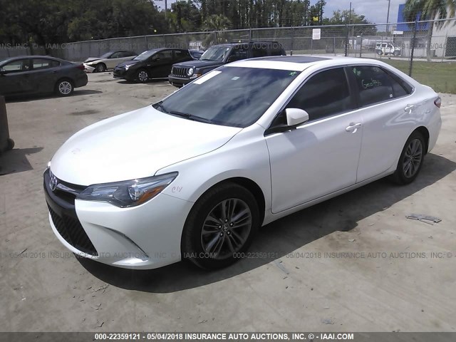 4T1BF1FK7HU304013 - 2017 TOYOTA CAMRY LE/XLE/SE/XSE WHITE photo 2