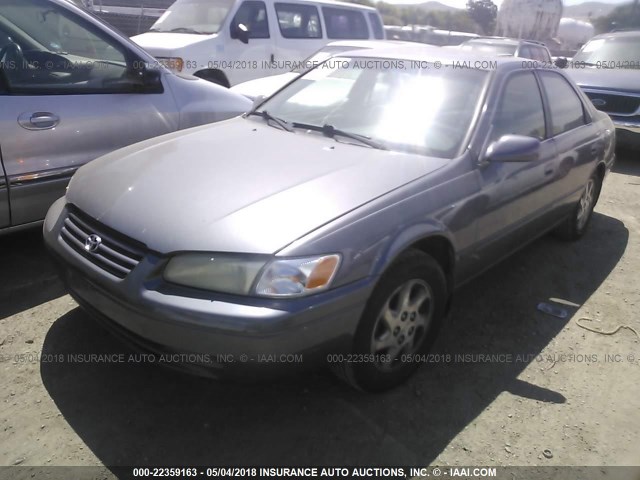 JT2BF28K0X0192368 - 1999 TOYOTA CAMRY LE/XLE GRAY photo 2