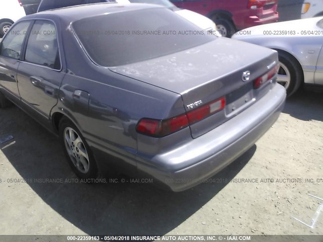 JT2BF28K0X0192368 - 1999 TOYOTA CAMRY LE/XLE GRAY photo 3