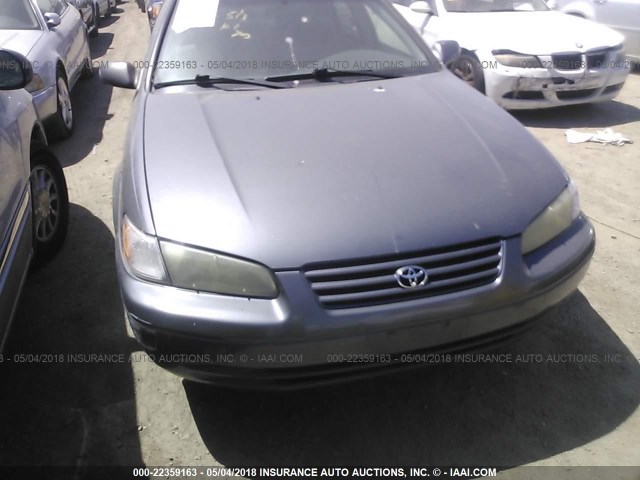 JT2BF28K0X0192368 - 1999 TOYOTA CAMRY LE/XLE GRAY photo 6