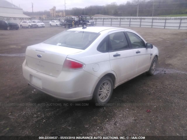 1FAHP35N18W279591 - 2008 FORD FOCUS SE/SEL/SES WHITE photo 4