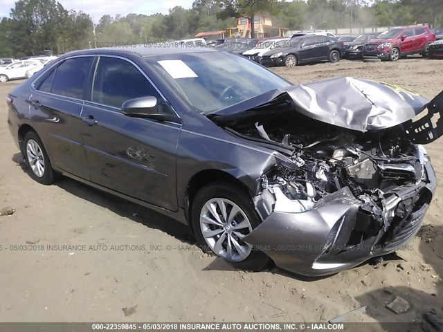 4T1BF1FK2HU382327 - 2017 TOYOTA CAMRY LE/XLE/SE/XSE GRAY photo 1