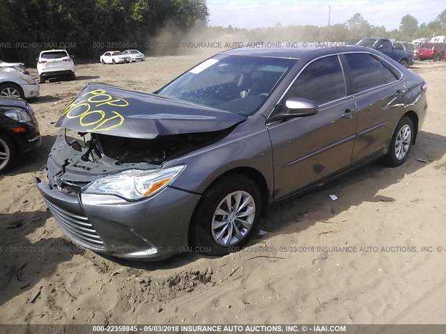 4T1BF1FK2HU382327 - 2017 TOYOTA CAMRY LE/XLE/SE/XSE GRAY photo 2