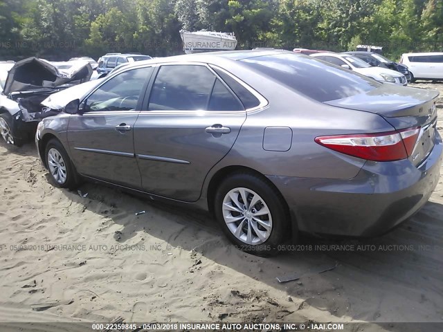 4T1BF1FK2HU382327 - 2017 TOYOTA CAMRY LE/XLE/SE/XSE GRAY photo 3