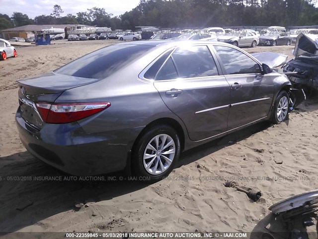 4T1BF1FK2HU382327 - 2017 TOYOTA CAMRY LE/XLE/SE/XSE GRAY photo 4