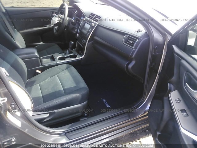 4T1BF1FK2HU382327 - 2017 TOYOTA CAMRY LE/XLE/SE/XSE GRAY photo 5