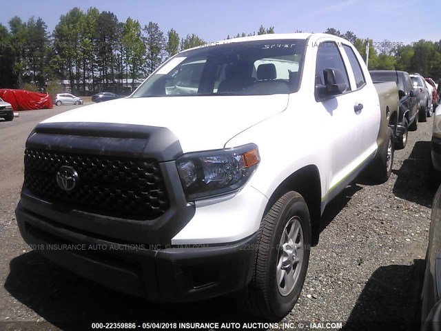 5TFRM5F19JX124611 - 2018 TOYOTA TUNDRA DOUBLE CAB SR/SR5 WHITE photo 2