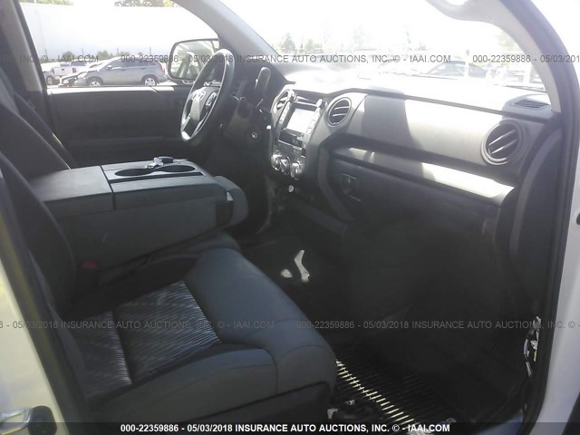 5TFRM5F19JX124611 - 2018 TOYOTA TUNDRA DOUBLE CAB SR/SR5 WHITE photo 5