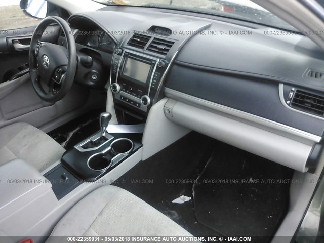 4T1BF1FKXEU749633 - 2014 TOYOTA CAMRY L/SE/LE/XLE 灰色 照片 5