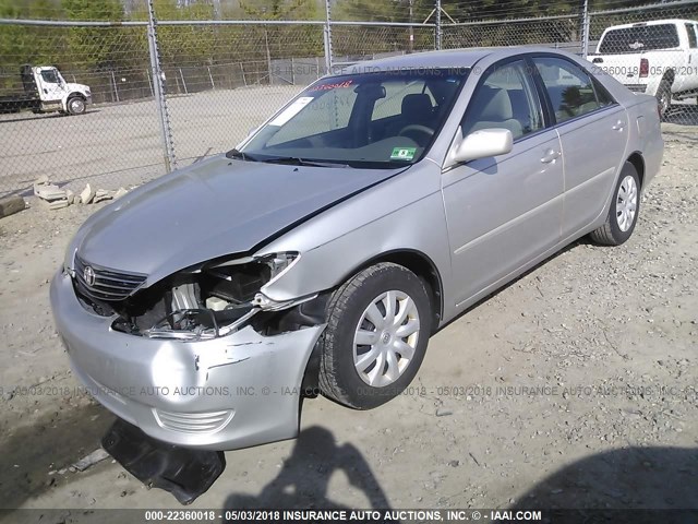 4T1BE32K25U102714 - 2005 TOYOTA CAMRY LE/XLE/SE ვერცხლისფერი ფოტო 2
