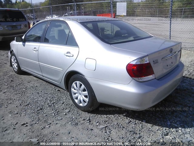 4T1BE32K25U102714 - 2005 TOYOTA CAMRY LE/XLE/SE ვერცხლისფერი ფოტო 3