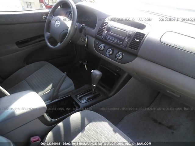 4T1BE32K25U102714 - 2005 TOYOTA CAMRY LE/XLE/SE ვერცხლისფერი ფოტო 5