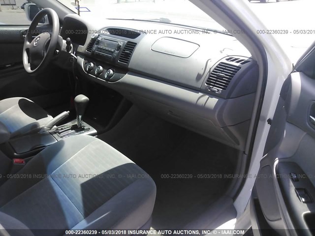 4T1BE32K55U636824 - 2005 TOYOTA CAMRY LE/XLE/SE WHITE photo 5
