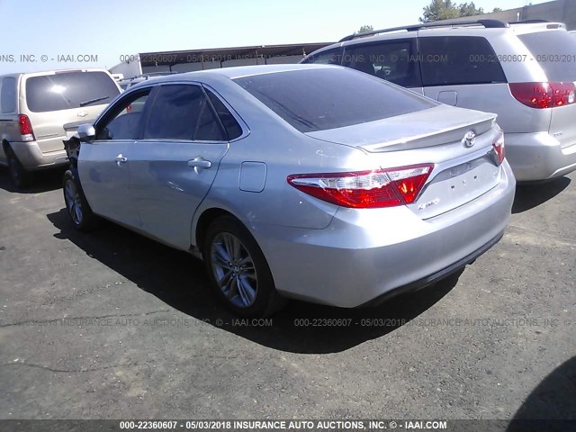 4T1BF1FK1HU390287 - 2017 TOYOTA CAMRY LE/XLE/SE/XSE SILVER photo 3