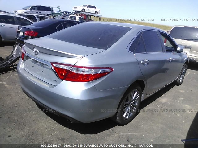 4T1BF1FK1HU390287 - 2017 TOYOTA CAMRY LE/XLE/SE/XSE SILVER photo 4