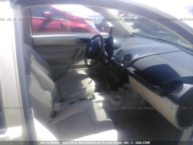 3VWDD21C11M476697 - 2001 VOLKSWAGEN NEW BEETLE GLX 金色 照片 5