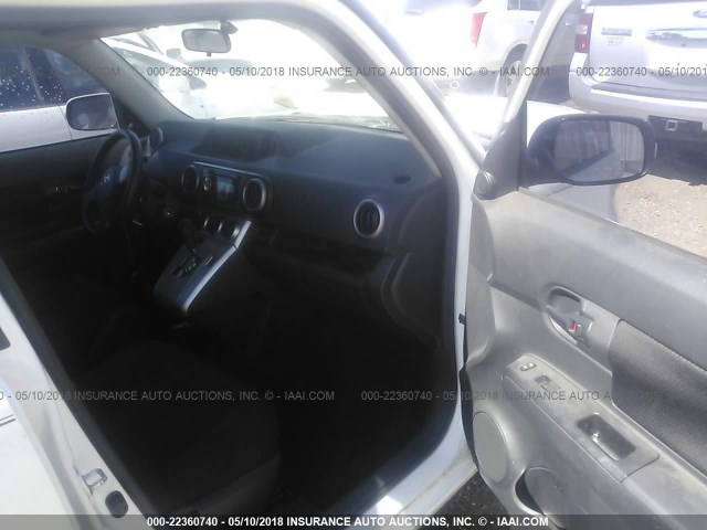 JTLKE50E991081613 - 2009 TOYOTA SCION XB WHITE photo 5