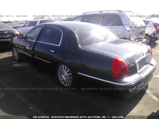 1LNHM82W13Y634894 - 2003 LINCOLN TOWN CAR SIGNATURE BLACK photo 3