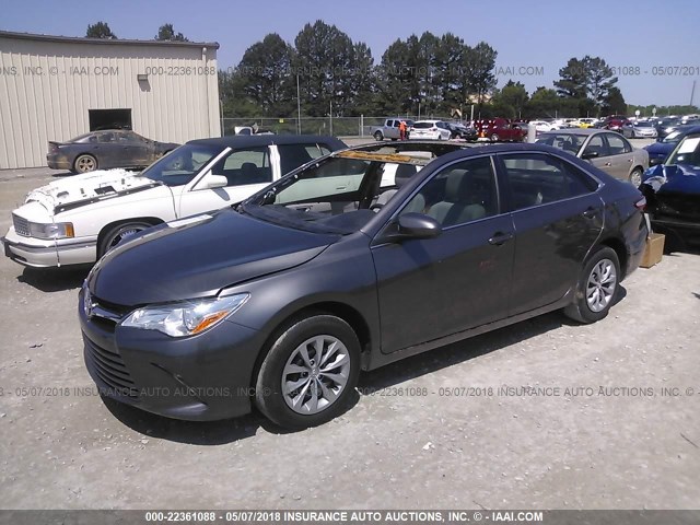 4T1BF1FK7GU203536 - 2016 TOYOTA CAMRY LE/XLE/SE/XSE 灰色 照片 2