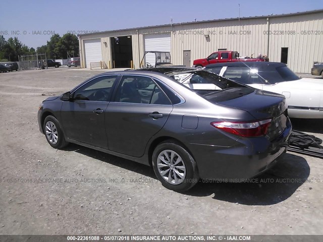 4T1BF1FK7GU203536 - 2016 TOYOTA CAMRY LE/XLE/SE/XSE GRAY photo 3