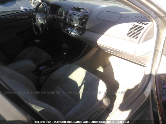 4T1BE32K72U539927 - 2002 TOYOTA CAMRY LE/XLE/SE ოქროსფერი ფოტო 5