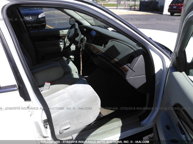 2MEFM74W95X648823 - 2005 MERCURY GRAND MARQUIS GS 白色 照片 5