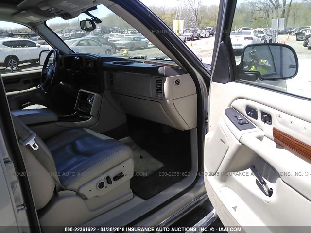 1GYEC63T64R318075 - 2004 CADILLAC ESCALADE LUXURY Silber Foto 5