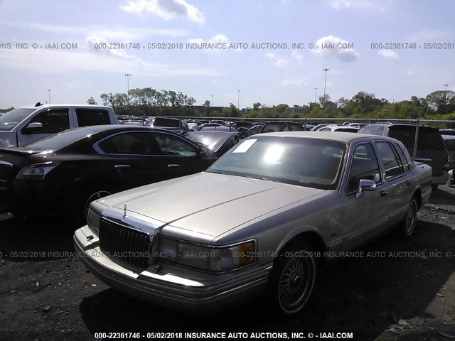 1LNLM81W5RY683102 - 1994 LINCOLN TOWN CAR EXECUTIVE Champagne photo 2