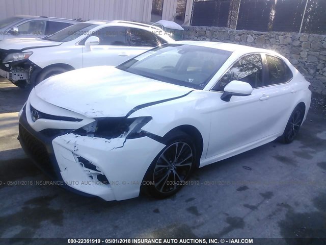 JTNB11HK0J3027891 - 2018 TOYOTA CAMRY L/LE/XLE/SE/XSE WHITE photo 2