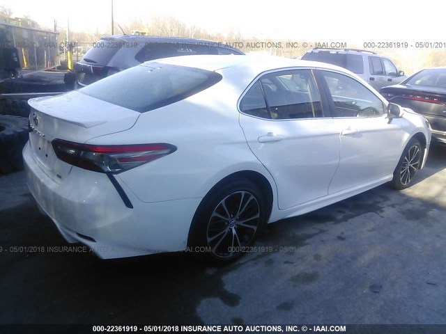 JTNB11HK0J3027891 - 2018 TOYOTA CAMRY L/LE/XLE/SE/XSE WHITE photo 4