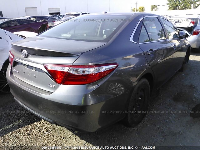 4T1BF1FK7HU277136 - 2017 TOYOTA CAMRY LE/XLE/SE/XSE GRAY photo 4