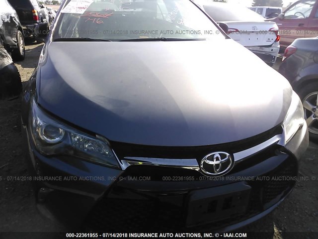 4T1BF1FK7HU277136 - 2017 TOYOTA CAMRY LE/XLE/SE/XSE GRAY photo 6
