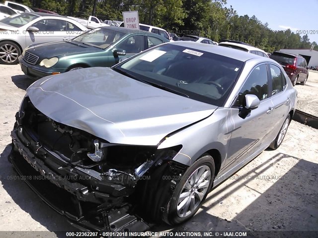 4T1B11HK8JU084284 - 2018 TOYOTA CAMRY L/LE/XLE/SE/XSE SILVER photo 2