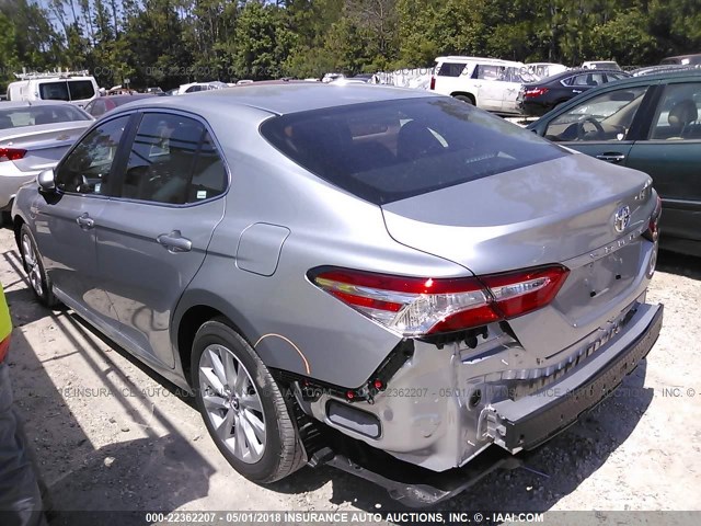 4T1B11HK8JU084284 - 2018 TOYOTA CAMRY L/LE/XLE/SE/XSE SILVER photo 3