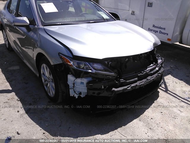 4T1B11HK8JU084284 - 2018 TOYOTA CAMRY L/LE/XLE/SE/XSE SILVER photo 6