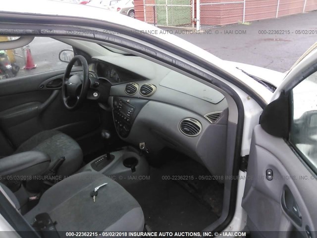 1FAFP36391W307227 - 2001 FORD FOCUS SE/SE COMFORT WHITE photo 5