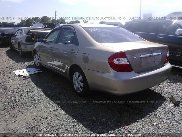 4T1BE32K82U080424 - 2002 TOYOTA CAMRY LE/XLE/SE ოქროსფერი ფოტო 3