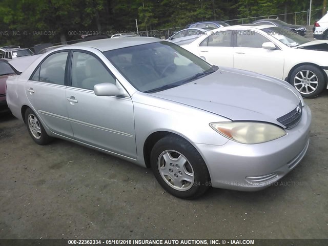 4T1BF32K52U528115 - 2002 TOYOTA CAMRY LE/XLE/SE SILVER photo 1