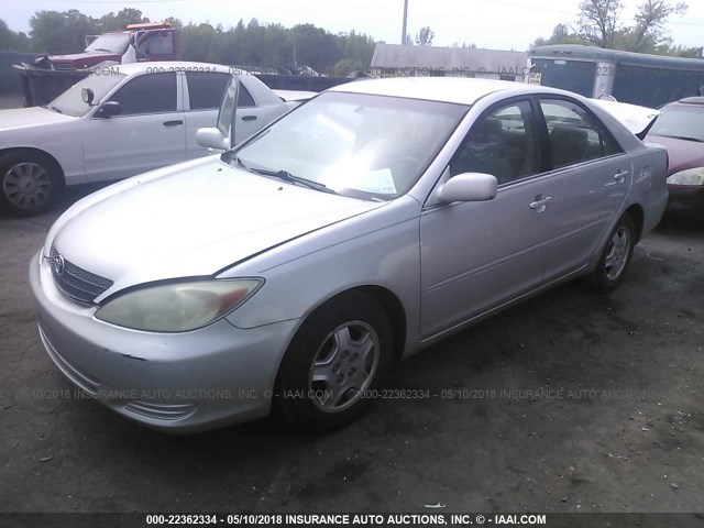 4T1BF32K52U528115 - 2002 TOYOTA CAMRY LE/XLE/SE ვერცხლისფერი ფოტო 2